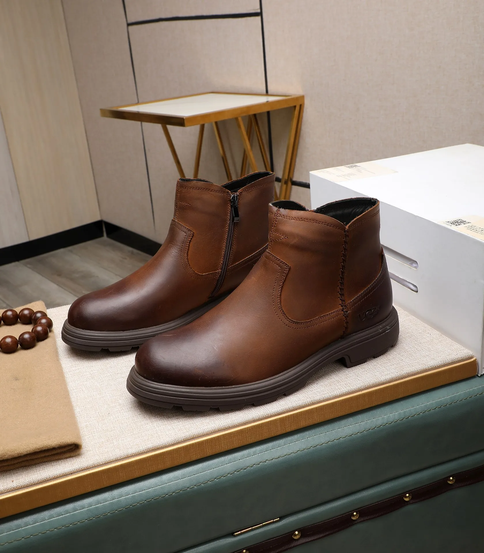 Men's men's shoes💰640 UGG (100% genuine wool lining, 10% off for fake ones) Please pay attention to the quality of the original order and compare the thickness of the wool🏮🏮Hot-selling UGG from Australia's warm luxury brand men's shoes, the official website is synchronized, Beckham men's style..., made of imported top-layer waxed cowhide, waxed toe cap, Australian real wool velvet lining Carefully sewn...Imported rubber Martin boots outsole (comfortable, soft and wear-resistant). I really like the quality..Exquisite workmanship. You can't put it down at first sight. Size 39-44